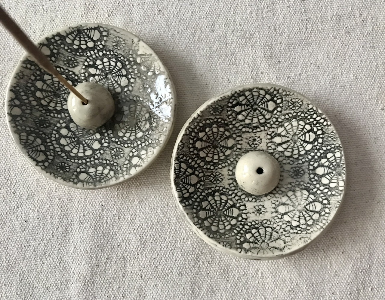 Round Incense Holder - Lace Flower Texture, Black or Blue